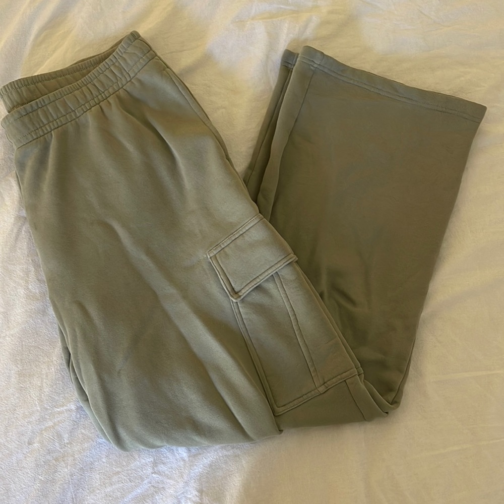 Aritzia TNA large khaki cozy fleece cargo sweatpants